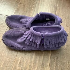 Minnetonka Women’s Moccasins in Vibrant Purple, 2